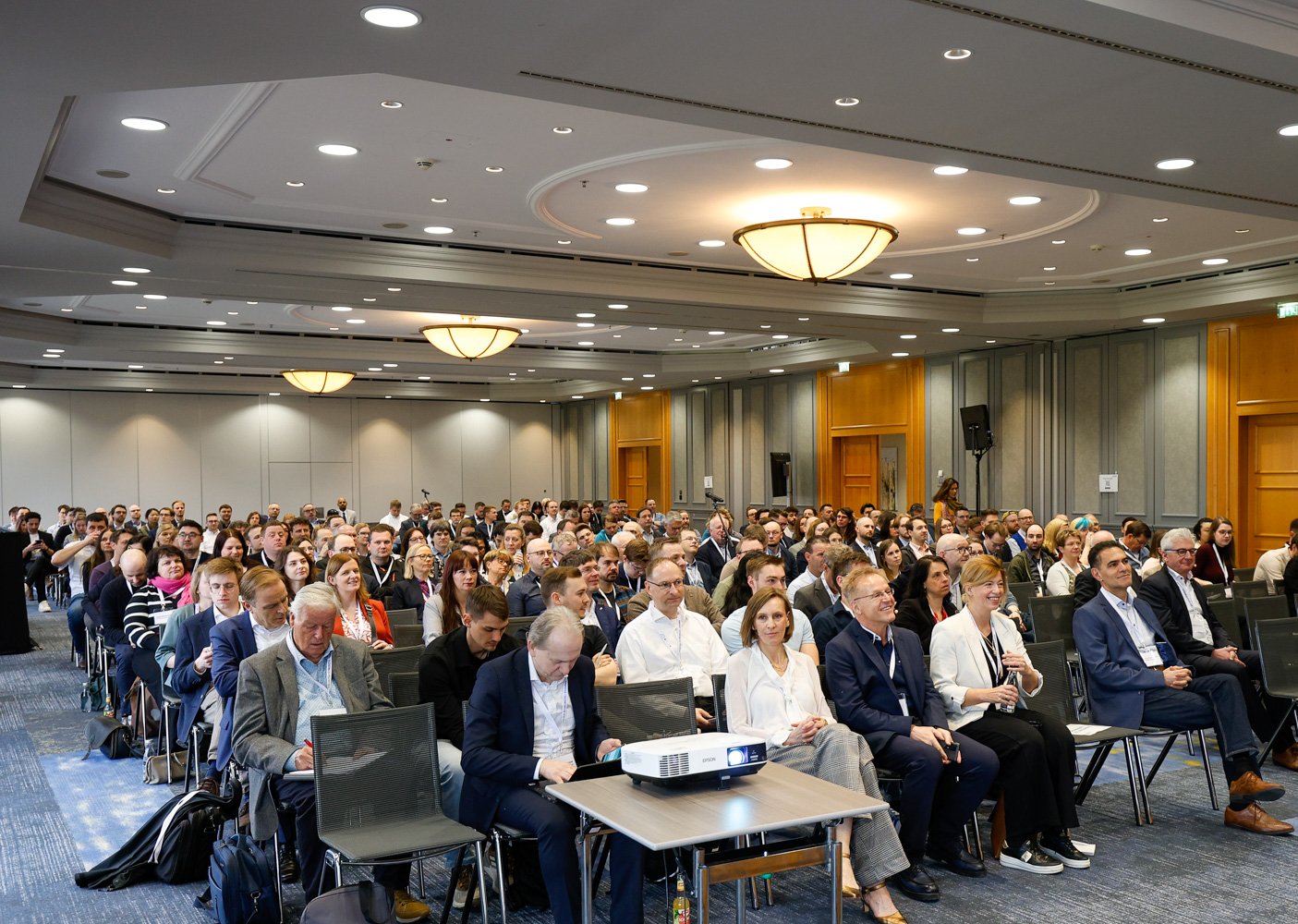 Plenum am Kongresstag 2026 mit Bühne, Leinwand und Publikum