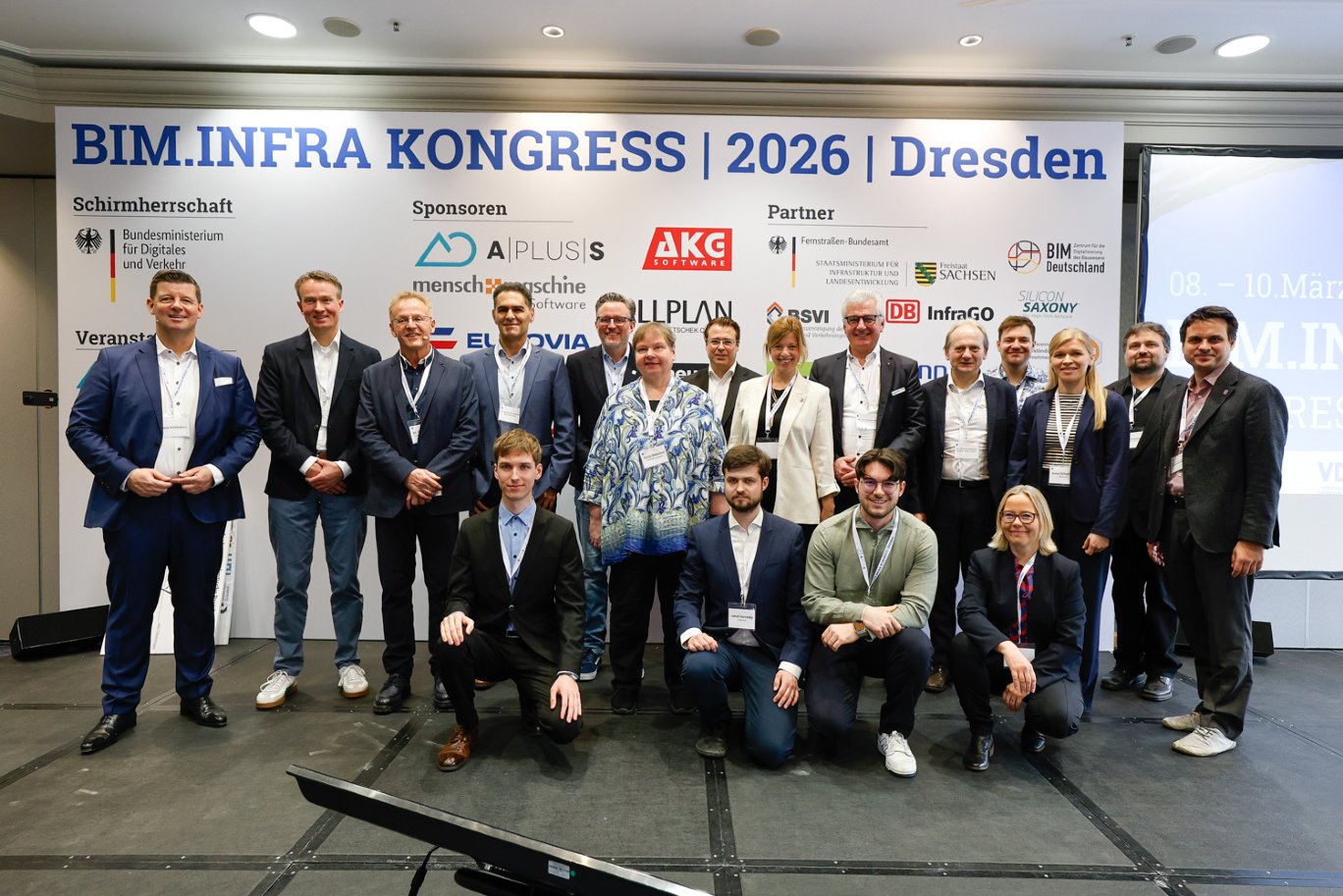 Grußwort am Rednerpult im Plenum 2026