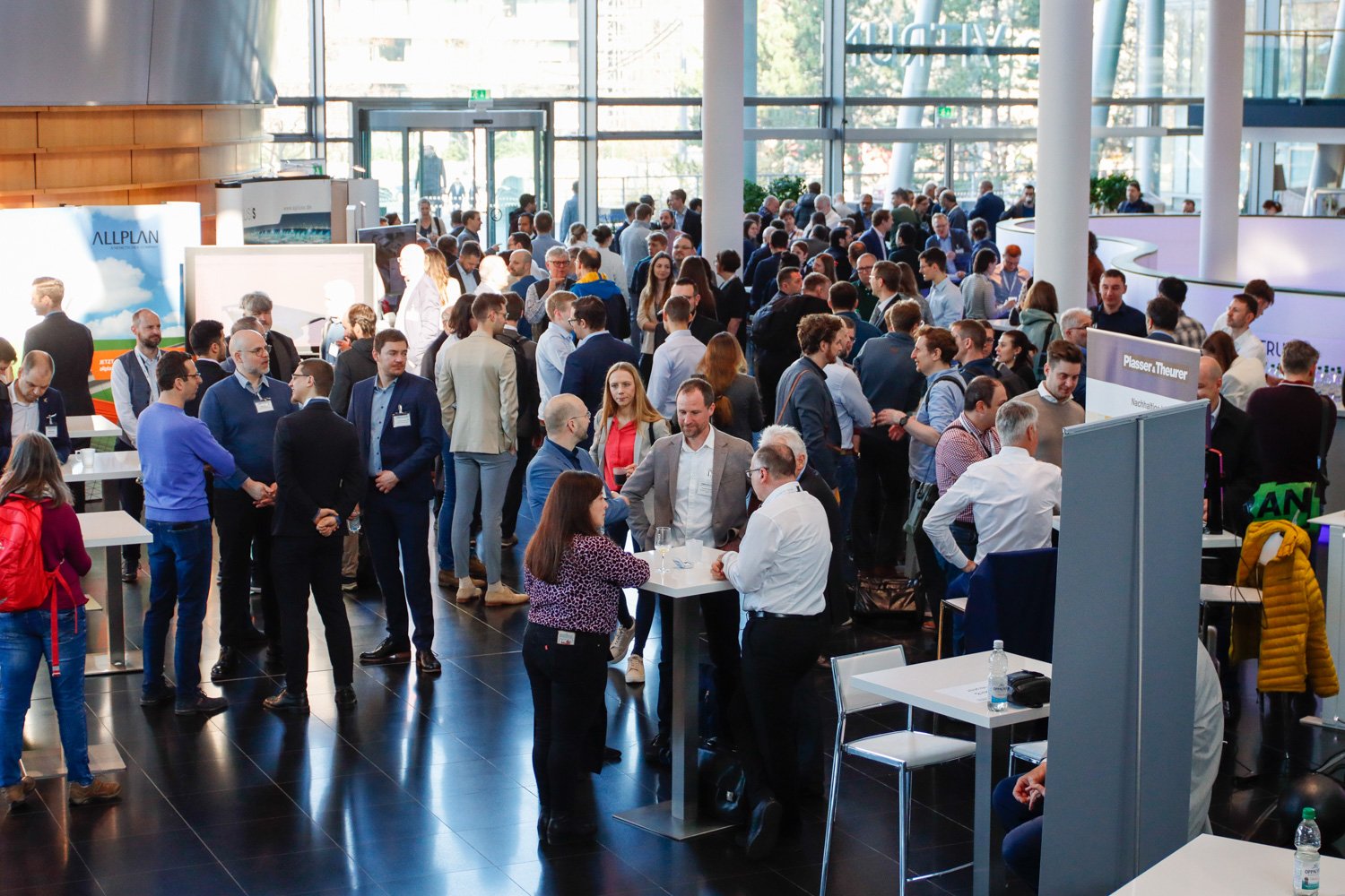 Gespräche an einem Ausstellerstand im Foyer 2026