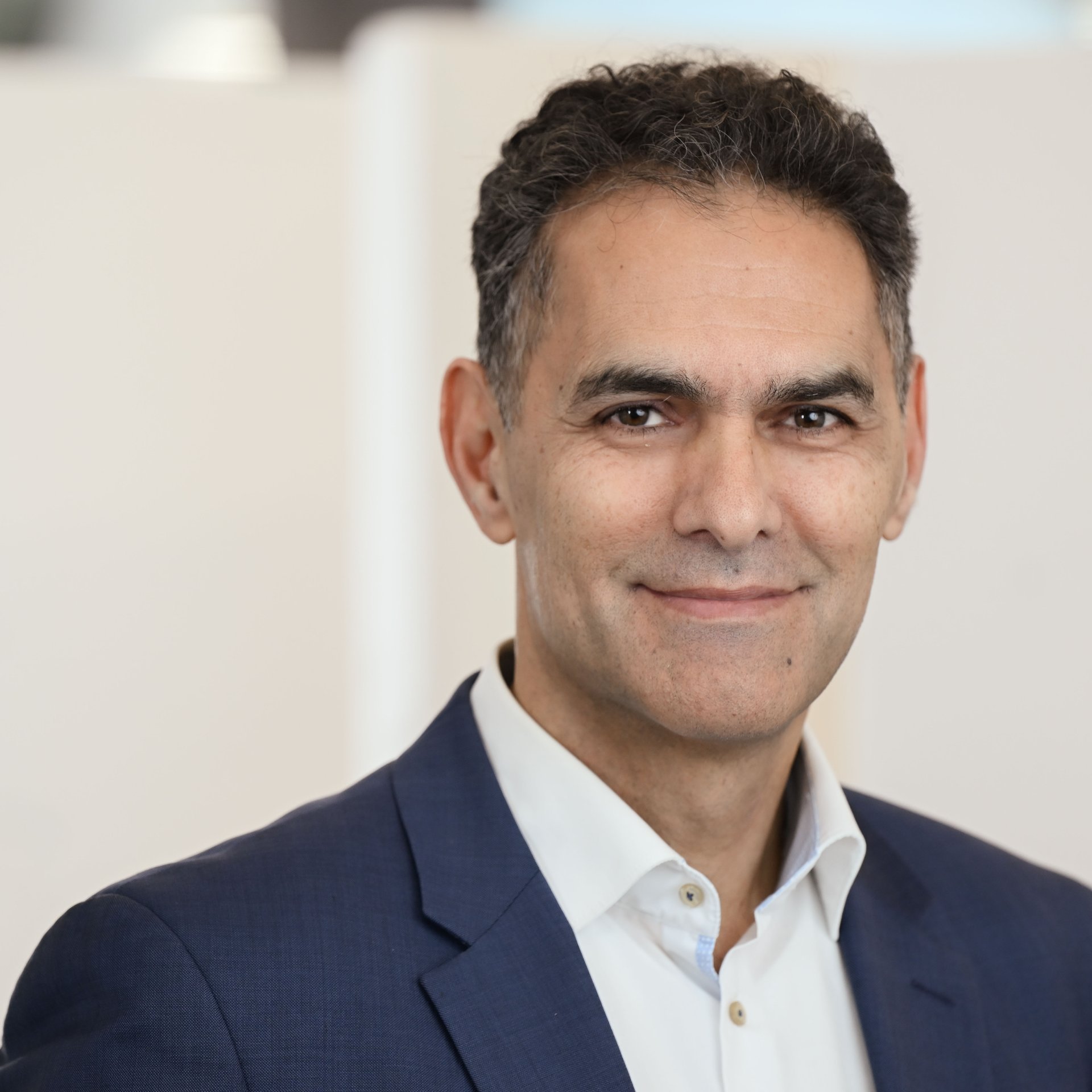Initialen AE, Dr. Ali A. Elahwiesy