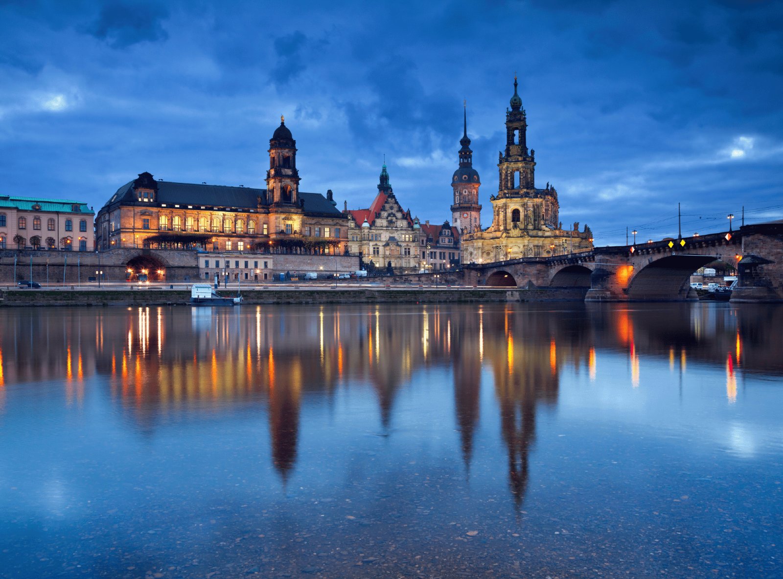 Hotel Taschenbergpalais Kempinski in Dresden, Blick von der Sophienstraße, links das Residenzschloss