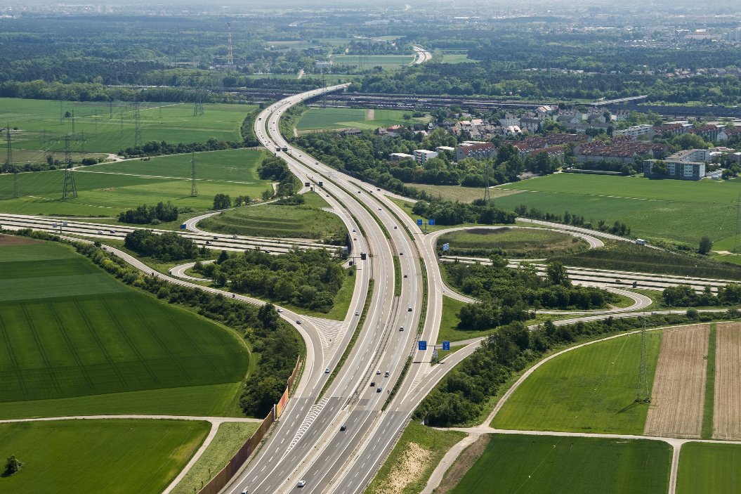 Podium zum Bereich Straße, im Hintergrund die Autobahn GmbH