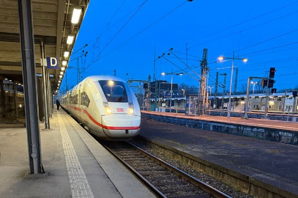 Historische Eisenbahnwagen im Depot